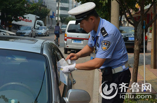 潍坊高新交警加强背街小巷停车管理