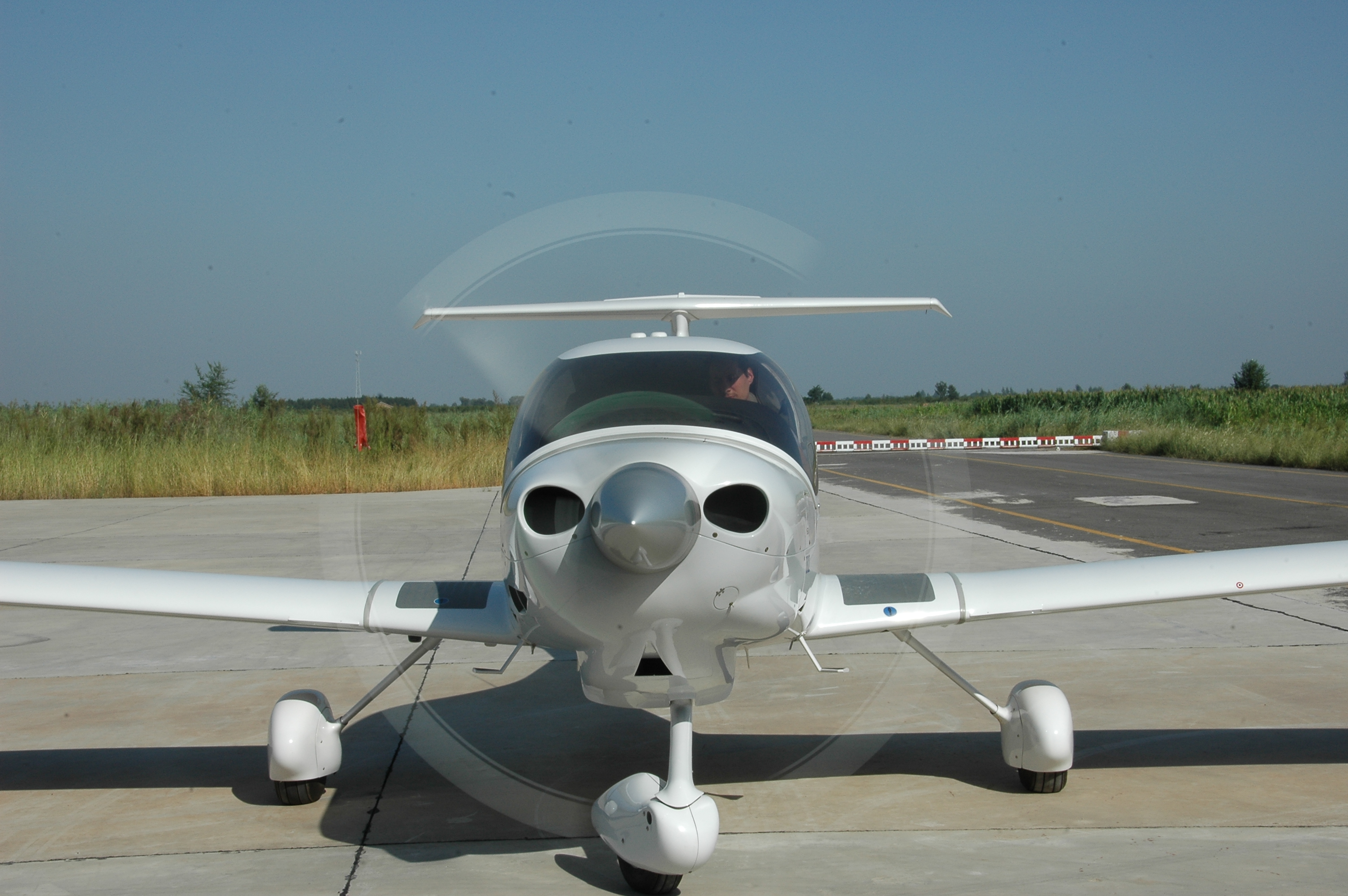 da40飞机以其优雅的气动外形,先进的航电设施和超低的航空煤油消耗