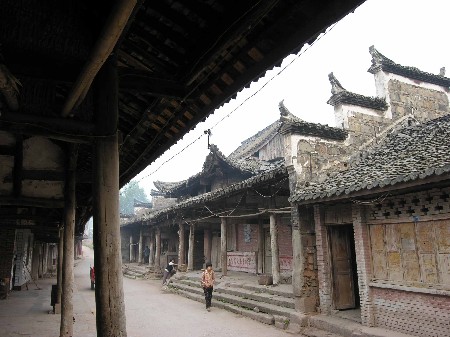 郪江镇先秦时为郭国王城所在地,西汉高帝六年(公元前201年)此建郪县.