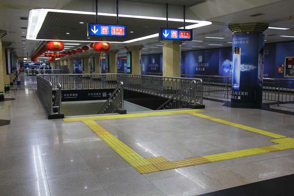 地铁一号线王府井站.