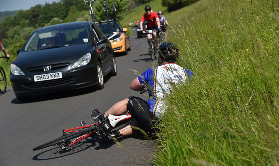 车手脱把欲庆胜利 意外跌倒被反超 马特亚当摔倒瞬间.