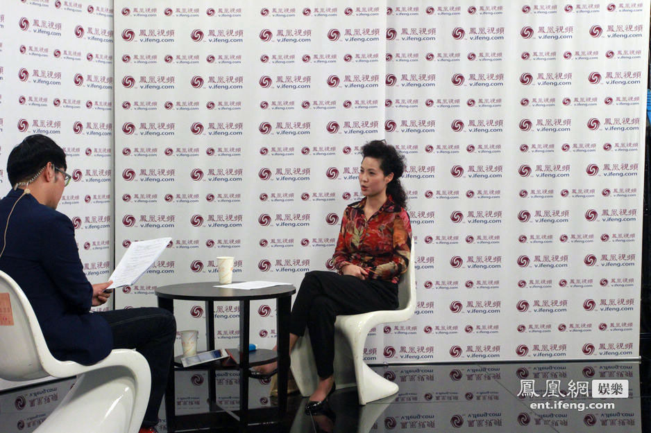 梦鸽哽咽接受凤凰网独家专访[高清大图]