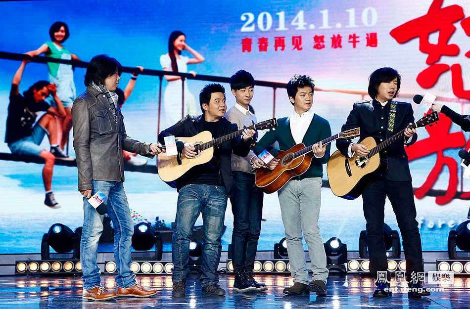 怒放造势王啸坤背温心做俯卧撑高清大图