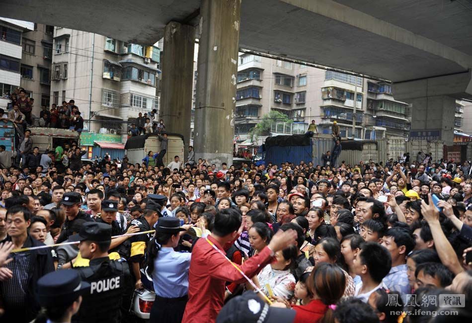 市民围观嫌犯 警方被迫取消现场指认