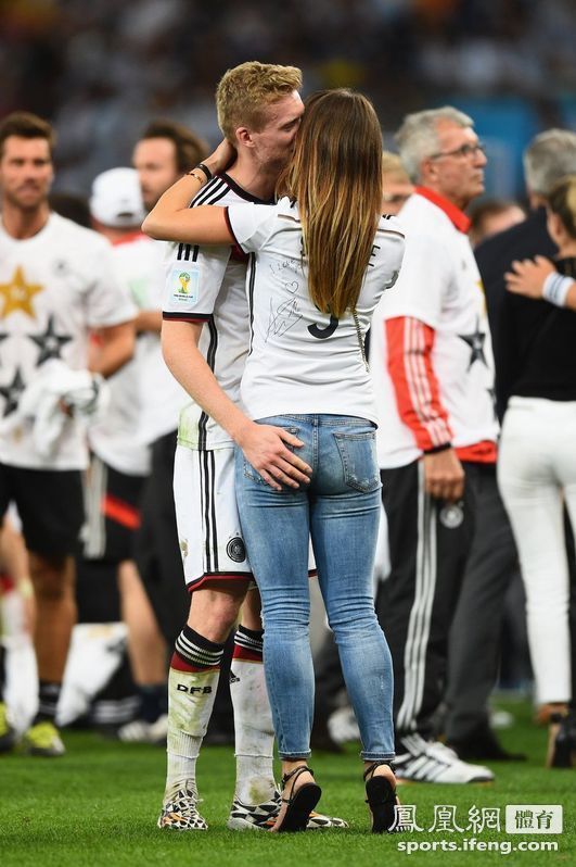 德国太太团激吻男伴 厄齐尔满脸唇印