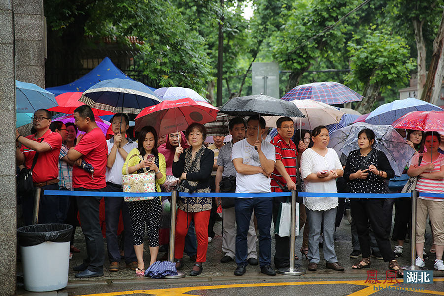 雨中的等待与期盼68张图记录湖北高考考场外的家长