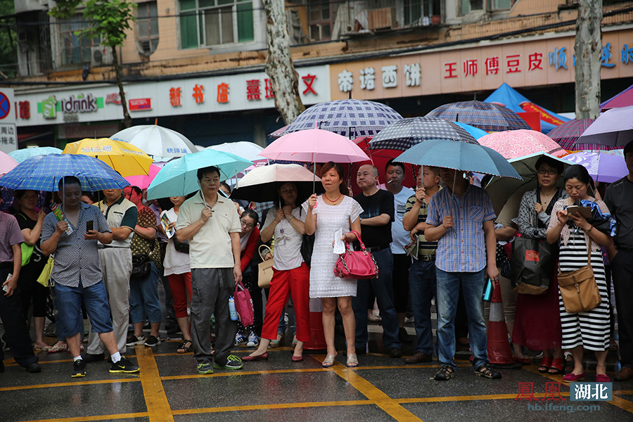 雨中的等待與期盼68張圖記錄湖北高考考場外的家長