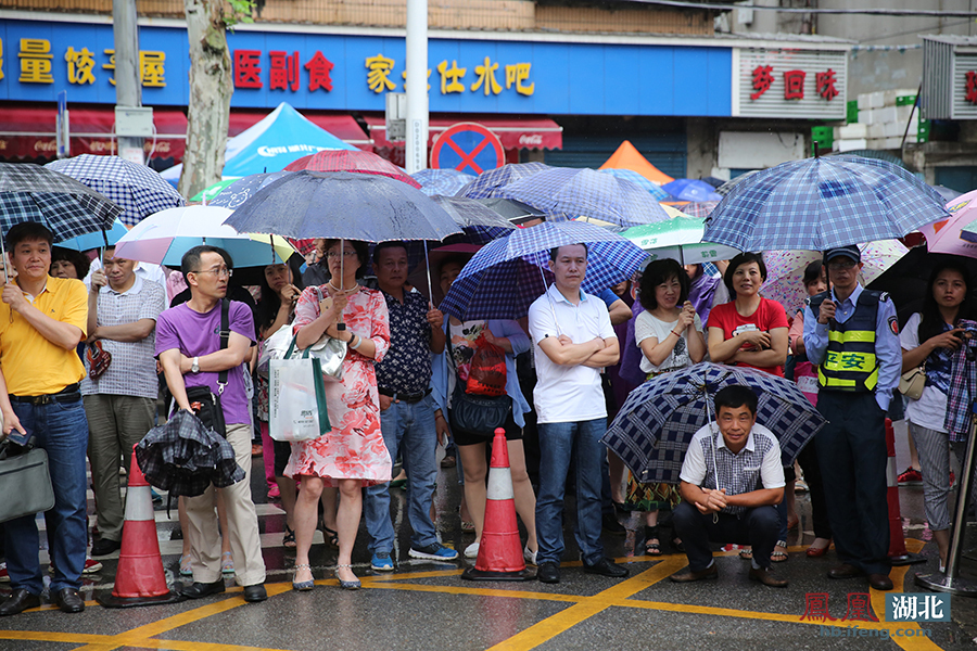 雨中的等待与期盼:68张图记录湖北高考考场外的家长