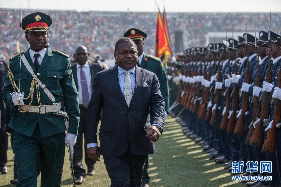 4/56月25日,在莫桑比克首都马普托,莫桑比克总统菲利佩·纽西点亮首都