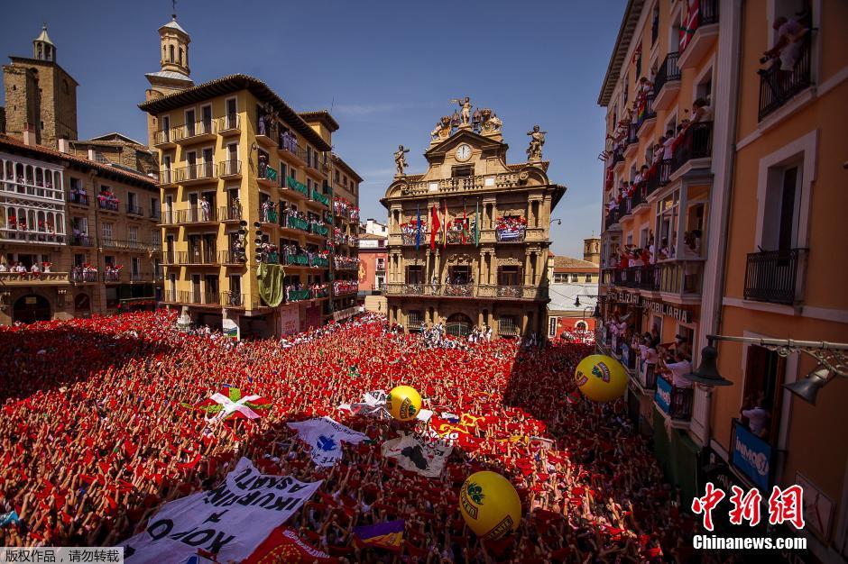 西班牙奔牛节拉开序幕 民众举起红色丝巾狂欢