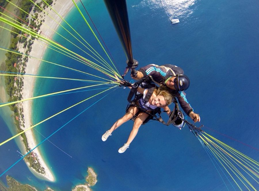 英女孩2000米高空跳伞进行最酷炫自拍