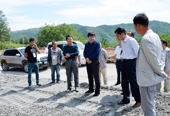 旬邑县副县长房晓飞慰问工作一线的公路建设人员