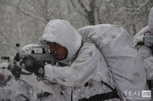 瀋陽軍區特種兵雪地生存吃烤兔果腹_海南頻道_鳳凰網