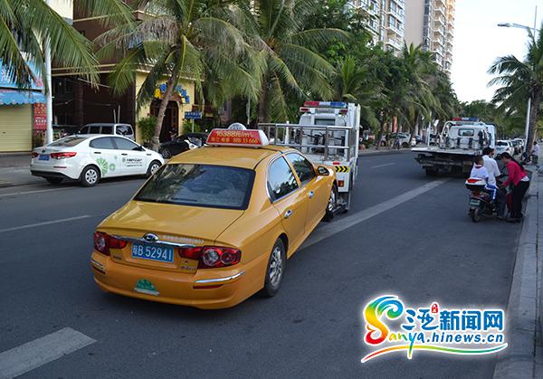 三亞整治出租車不文明行為 4輛出租車被拖離