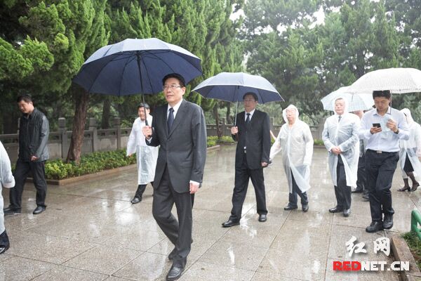 徐守盛杜家毫胡彪杨正午刘夫生向烈士献花篮