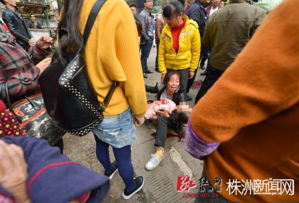 凯迪拉克蹭倒5岁小女孩后继续开动 致其碾压身亡