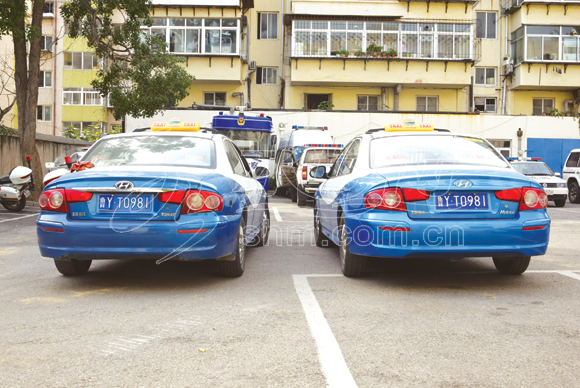 孿生出租車狹路相逢真的哥報警查獲