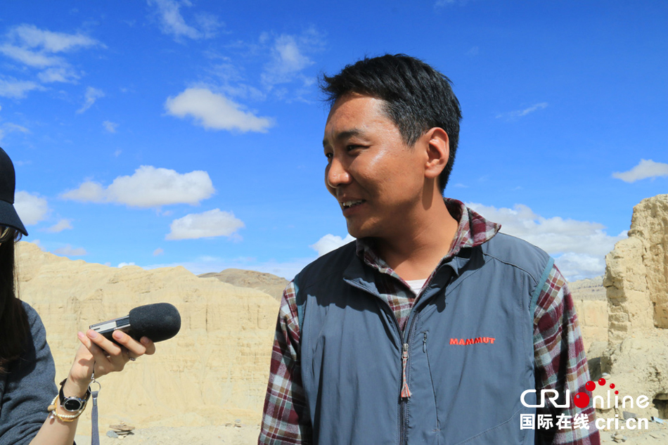 财富图集 > 正文 no.10/12  札达县文物局局长罗丹接受记者采访.