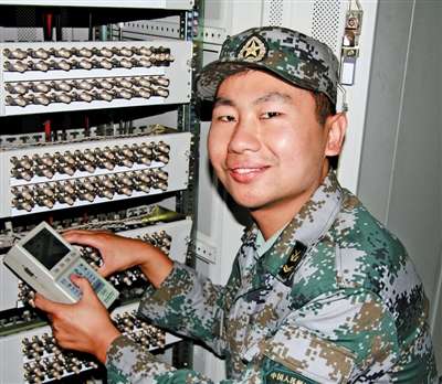 解放军一名上士班长配备2名博士和3名硕士当助手