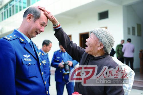 "秃鸡头上不长毛"——母亲抚摸着茂光将军诙谐地说 沈玲摄