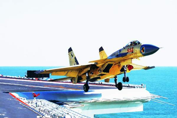资料图:歼-15舰载机在辽宁舰上进行起降飞行训练.