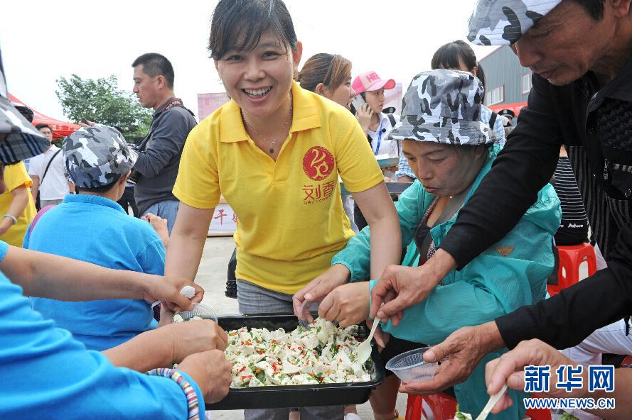 当日,一块8吨重超大豆腐亮相安徽淮南豆腐文化欢乐汇活动,这块豆腐长