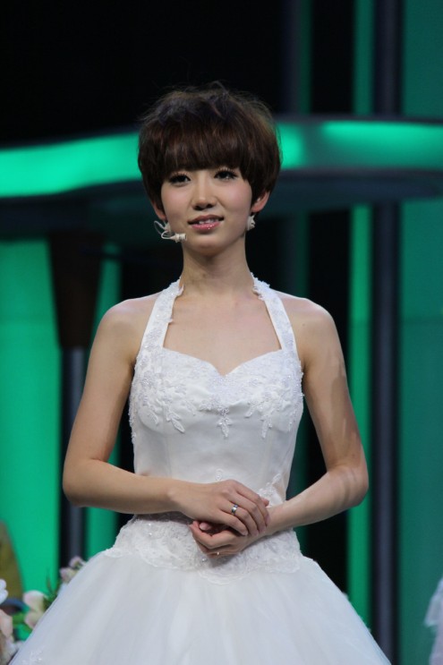 洪辰穿公主裙可爱亮相首唱新歌飞获粉丝力捧