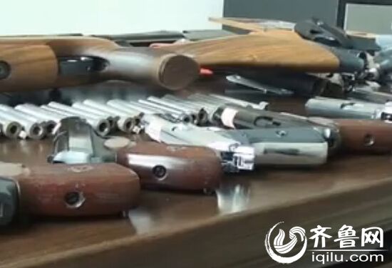 他也是在网上兜售枪支,而且他兜售的枪支是气改火的枪支,原型枪是654k