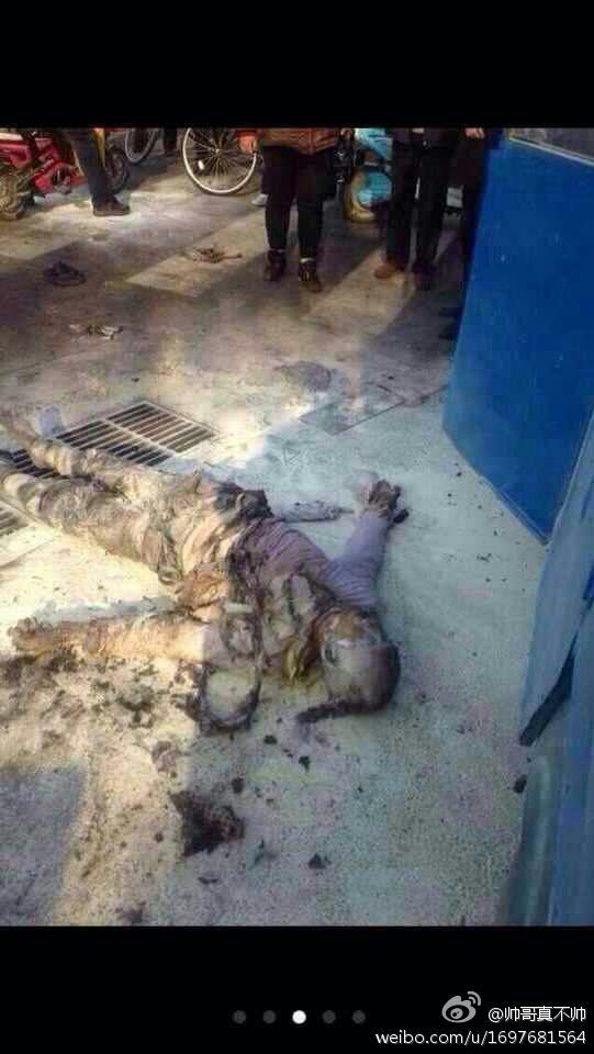 一则有关河北省唐山市一名三轮车司机点燃汽油瓶自焚的消息在网上流传