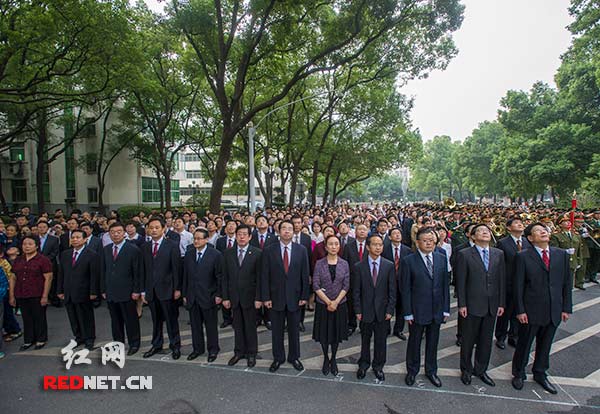 湖南省委举行升旗仪式庆祝新中国成立64周年