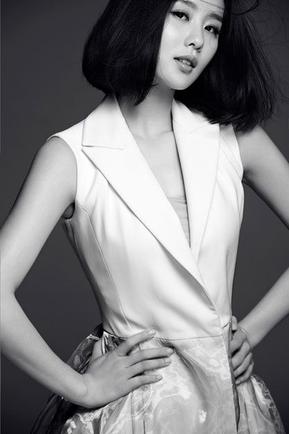 刘诗诗夏日气场写真 裙摆飞扬展率性真我[高清大图]