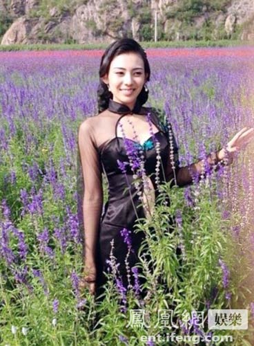 张梦恬《花咒》杀青 花海下的姐妹情深