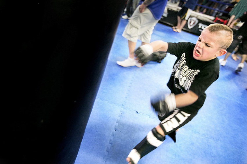 美摄影师曝光儿童格斗笼中安全引担忧