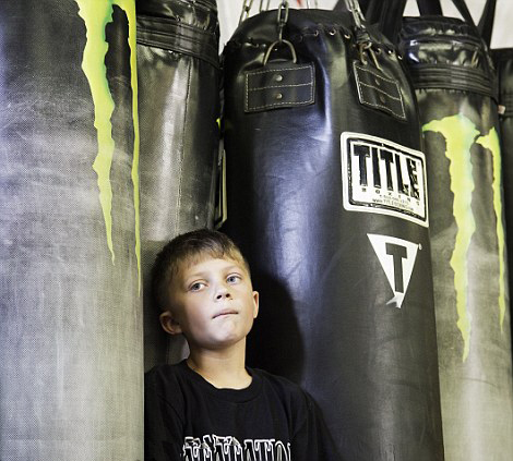 美摄影师曝光儿童格斗 笼中安全引担忧