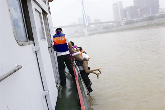 宜昌小伙长江中游泳腿抽筋