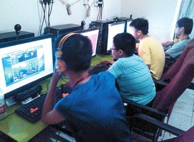 位于硚口区东风村古田一路北18号院内的一家黑网吧,让周边不少学生的