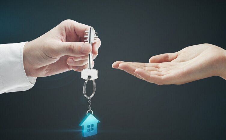 独居美女回家忘拔门钥匙 好心邻居发现后第二天归还