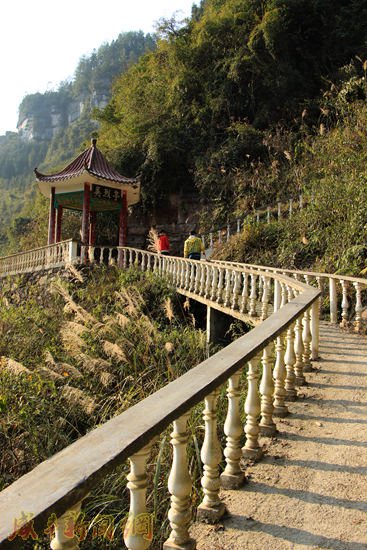 小村红军洞烈士公园,进一步完善了相关的基础设施,红军洞成了咸丰又一