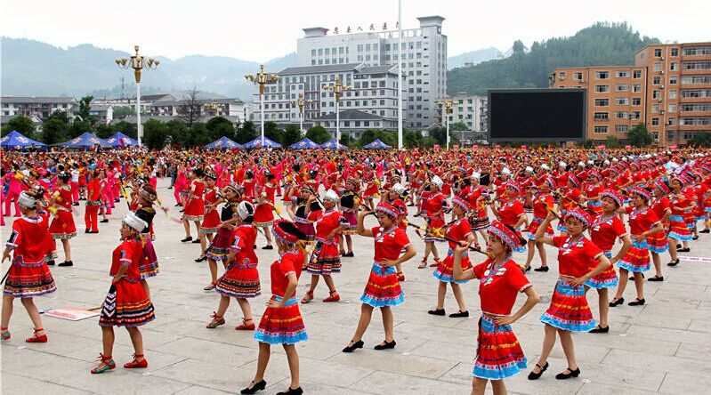 湖北宣恩千人滚龙连厢舞动全民健身热