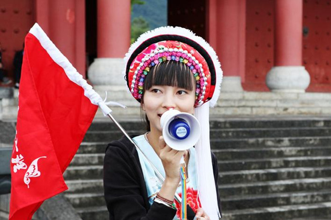 凤:日前,针对云南导游辱骂游客的事件,低价购物团饱受争议.