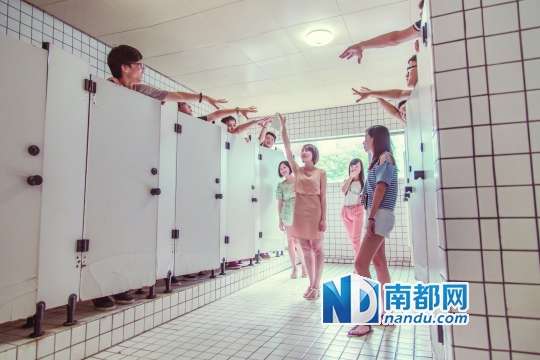学生厕所拍毕业照连累东莞被批 网友:不愧是性都