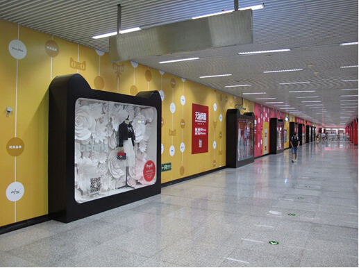 双十一前夕天猫地面广告直刺京东榻侧亦庄地铁线