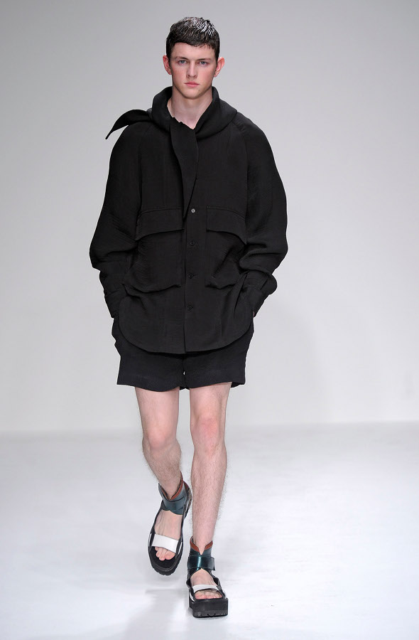 中国新锐时装设计师周翔宇亮相伦敦男装周