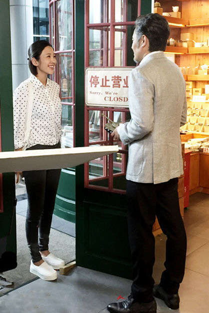 46岁吴秀波与小19岁唐艺昕搭戏 深情拥吻