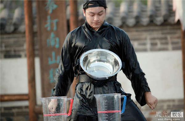 跑男众星腹部顶盆接水邓超郑恺惨变落汤鸡