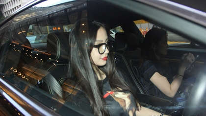 baby戴巨钻现身香港 驾豪车打扮低调(图)