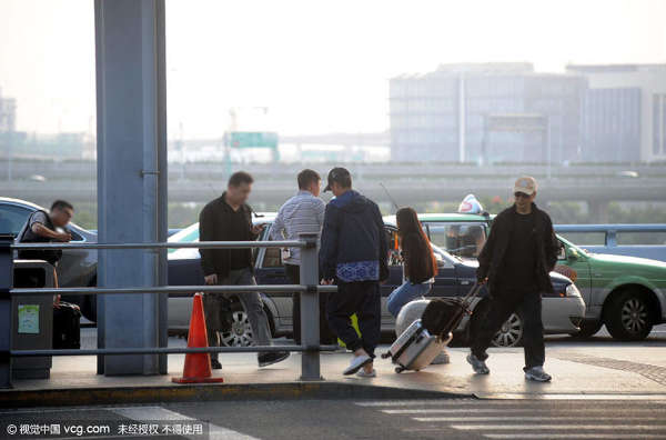 文章现身机场送别马伊琍帮老婆拉行李办托运