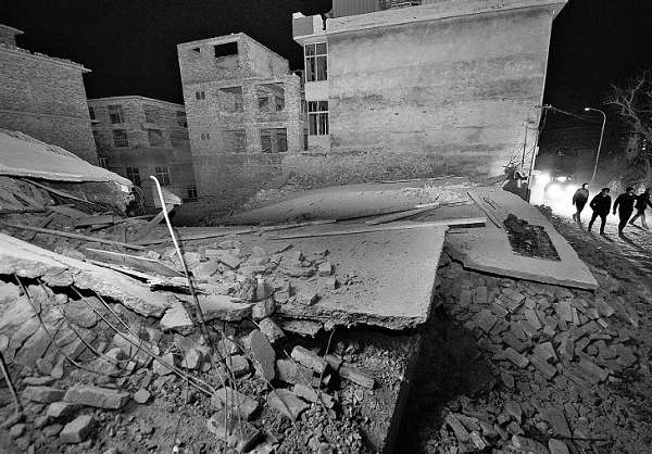 4日傍晚,在市中区十六里河办事处大涧沟西村,一栋新建三层居民房发生