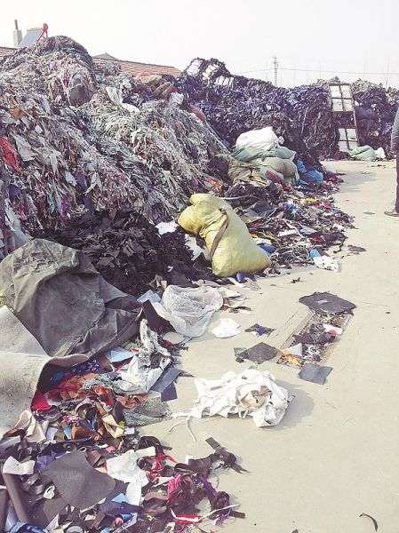 图5:服装下脚料堆积如山.