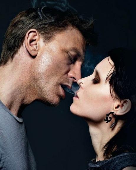 大银幕吻戏花样多蜘蛛侠雨中倒立吻女友图